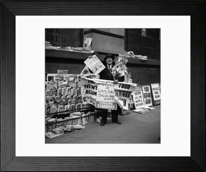 Framed Print : For nearly four weeks these Fleet Street news vendors have been without papers to sell