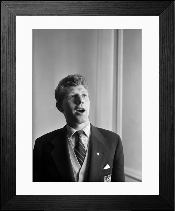 Framed Print : Colin Grainger, Sunderland footballer turned singer. 3rd May 1957 Framed Print : Colin Grainger, Sunderland footballer turned singer. 3rd May 1957