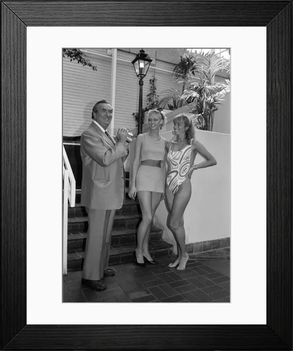 Framed Print : Politician and keen photographer Denis Healey tries out the new Polaroid camera Framed Print : Politician and keen photographer Denis Healey tries out the new Polaroid camera