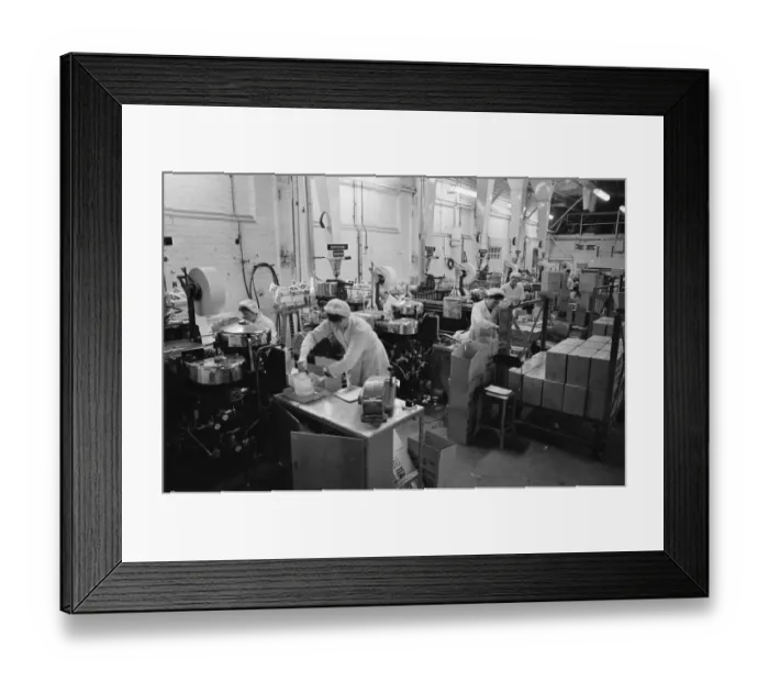 Framed Print : Women on the night shift at the J Lyons factory in Greenford, producing tea bags Framed Print : Women on the night shift at the J Lyons factory in Greenford, producing tea bags