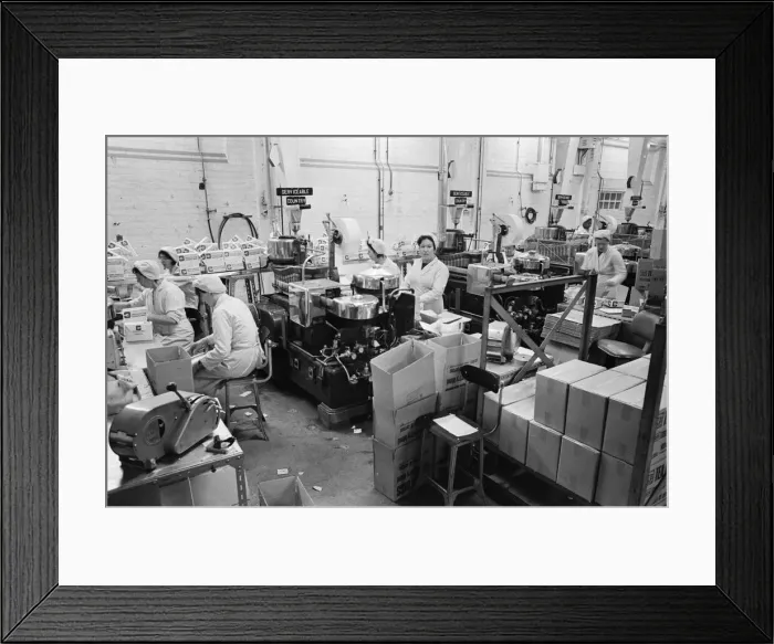 Framed Print : Women on the night shift at the J Lyons factory in Greenford, producing tea bags Framed Print : Women on the night shift at the J Lyons factory in Greenford, producing tea bags
