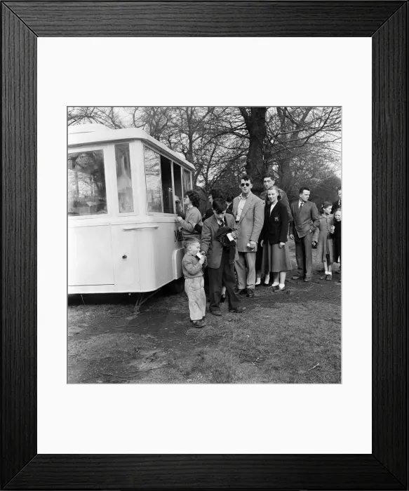 Framed Print : People buying refreshments in Kensington Gardens, London. 25th April 1955 Framed Print : People buying refreshments in Kensington Gardens, London. 25th April 1955