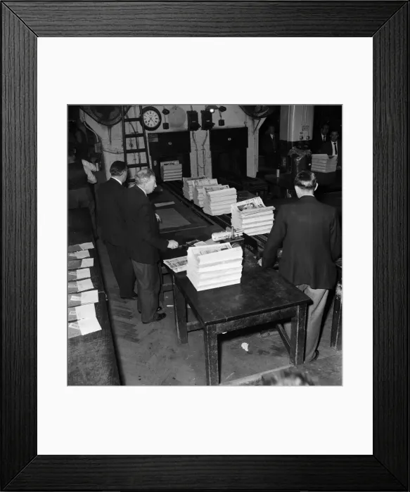 Framed Print : After a strike lasting nearly four weeks Britains national newspapers resumed