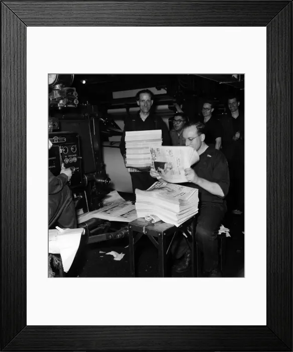 Framed Print : After a strike lasting nearly four weeks Britains national newspapers resumed Framed Print : After a strike lasting nearly four weeks Britains national newspapers resumed