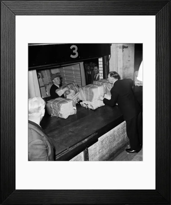 Framed Print : After a strike lasting nearly four weeks Britains national newspapers resumed