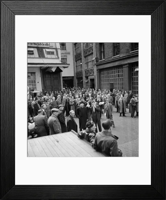 Framed Print : After a strike lasting nearly four weeks Britains national newspapers resumed Framed Print : After a strike lasting nearly four weeks Britains national newspapers resumed