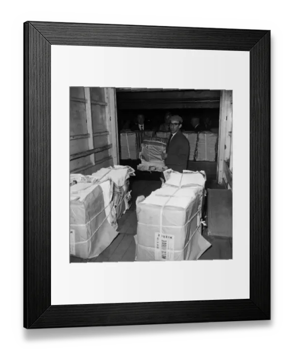 Framed Print : After a strike lasting nearly four weeks Britains national newspapers resumed Framed Print : After a strike lasting nearly four weeks Britains national newspapers resumed
