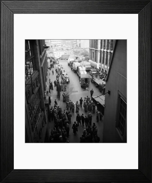 Framed Print : After a strike lasting nearly four weeks Britains national newspapers resumed
