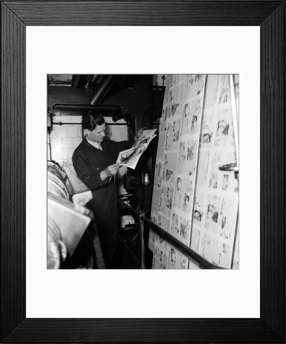 Framed Print : After a strike lasting nearly four weeks Britains national newspapers resumed Framed Print : After a strike lasting nearly four weeks Britains national newspapers resumed