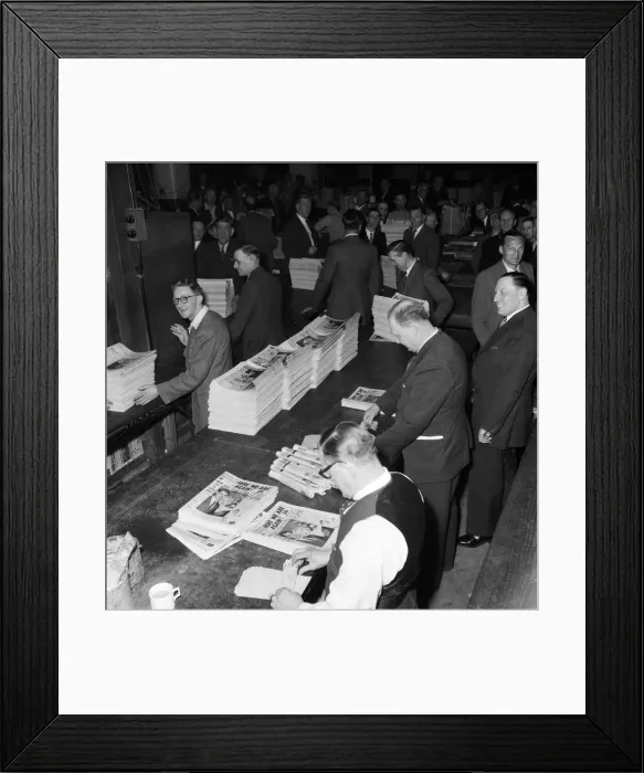 Framed Print : After a strike lasting nearly four weeks Britains national newspapers resumed Framed Print : After a strike lasting nearly four weeks Britains national newspapers resumed