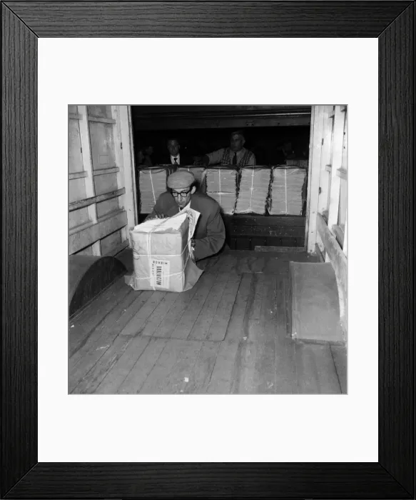 Framed Print : After a strike lasting nearly four weeks Britains national newspapers resumed