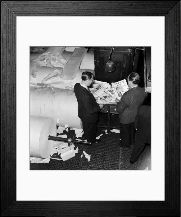 Framed Print : After a strike lasting nearly four weeks Britains national newspapers resumed Framed Print : After a strike lasting nearly four weeks Britains national newspapers resumed