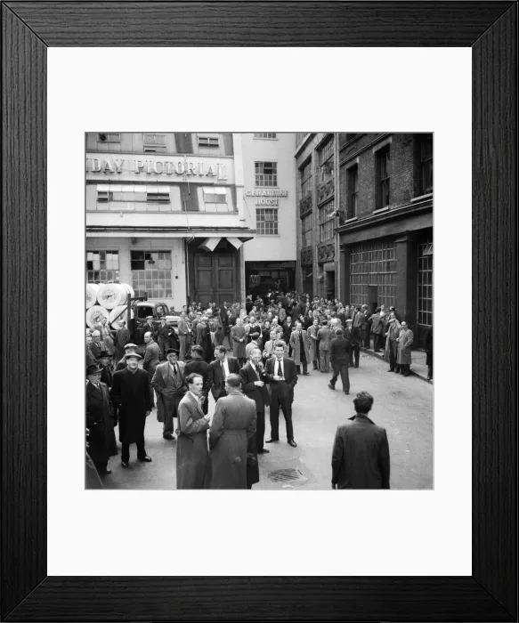 Framed Print : After a strike lasting nearly four weeks Britains national newspapers resumed Framed Print : After a strike lasting nearly four weeks Britains national newspapers resumed