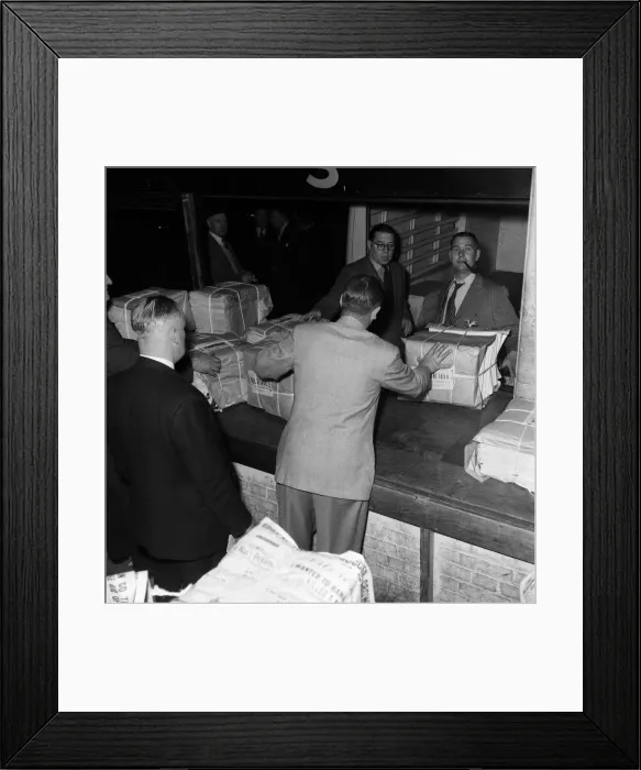 Framed Print : After a strike lasting nearly four weeks Britains national newspapers resumed Framed Print : After a strike lasting nearly four weeks Britains national newspapers resumed