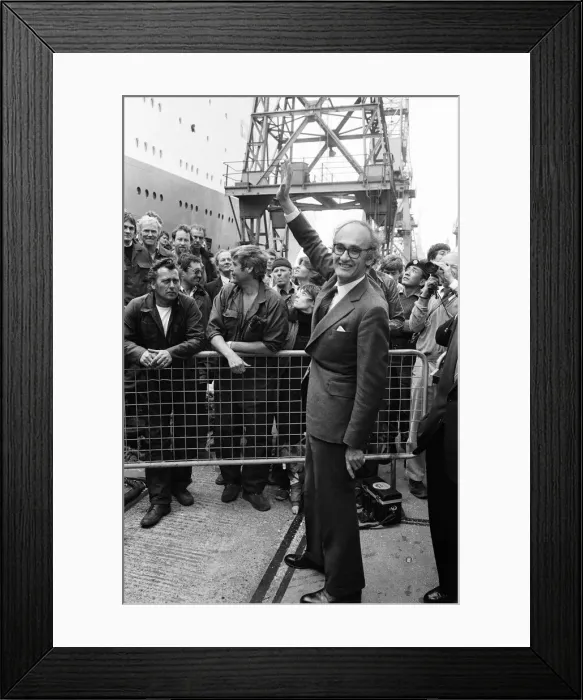 Framed Print : The liner QE2 departs from Southampton to take British soldiers off to war in Framed Print : The liner QE2 departs from Southampton to take British soldiers off to war in