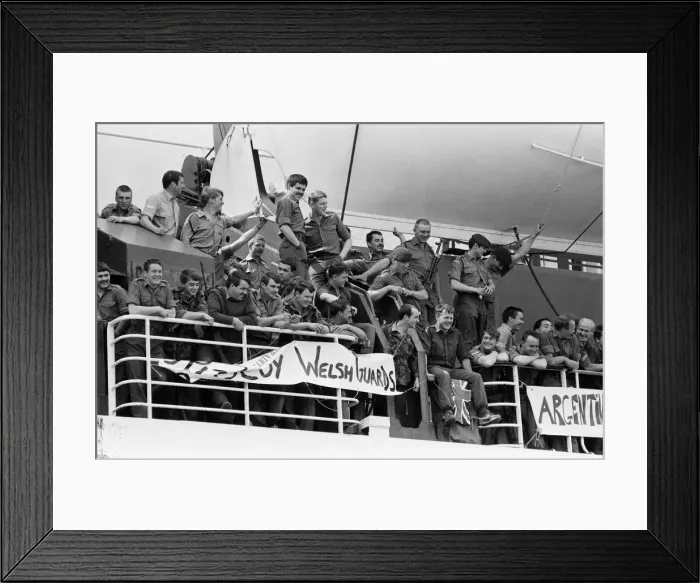 Framed Print : The liner QE2 departs from Southampton to take British soldiers off to war in Framed Print : The liner QE2 departs from Southampton to take British soldiers off to war in