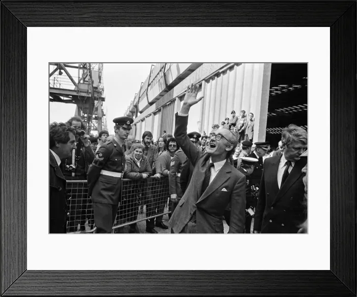 Framed Print : The liner QE2 departs from Southampton to take British soldiers off to war in Framed Print : The liner QE2 departs from Southampton to take British soldiers off to war in