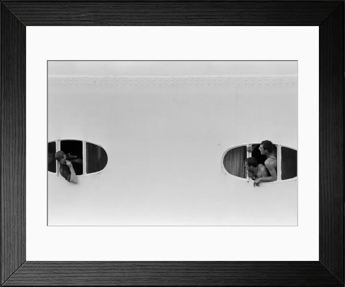 Framed Print : The liner QE2 departs from Southampton to take British soldiers off to war in Framed Print : The liner QE2 departs from Southampton to take British soldiers off to war in