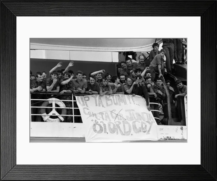 Framed Print : The liner QE2 departs from Southampton to take British soldiers off to war in Framed Print : The liner QE2 departs from Southampton to take British soldiers off to war in