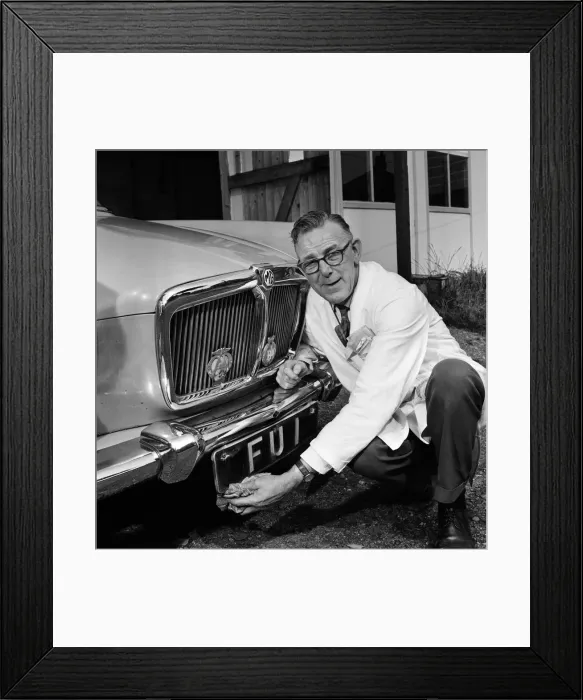 Framed Print : Mr Sam West pictured in Ramsbottom, cleaning his MG Magnet Framed Print : Mr Sam West pictured in Ramsbottom, cleaning his MG Magnet