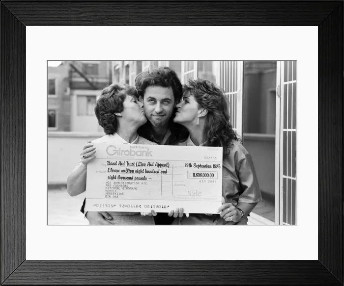 Framed Print : Live Aid fundraising star Bob Geldof was presented with a giant National Girobank cheque Framed Print : Live Aid fundraising star Bob Geldof was presented with a giant National Girobank cheque