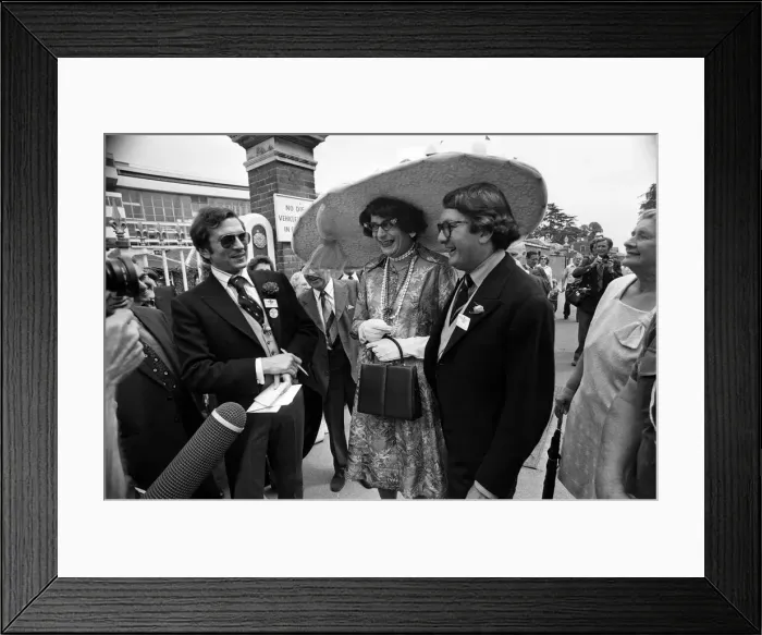 Framed Print : Royal Ascot, first day. Dame Edna Everage wearing a huge, five foot wide hat