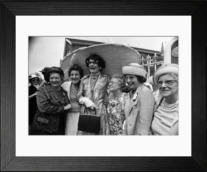 Framed Print : Royal Ascot, first day. Dame Edna Everage wearing a huge, five foot wide hat Framed Print : Royal Ascot, first day. Dame Edna Everage wearing a huge, five foot wide hat