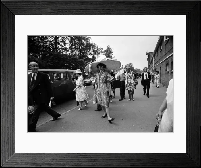 Framed Print : Royal Ascot, first day. Dame Edna Everage wearing a huge, five foot wide hat
