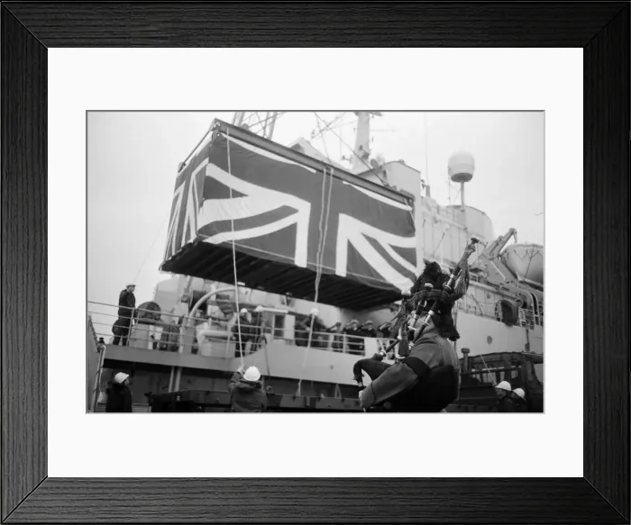 Framed Print : Fallen heroes from the Falklands come home. Sixty four bodies are brought back in Union