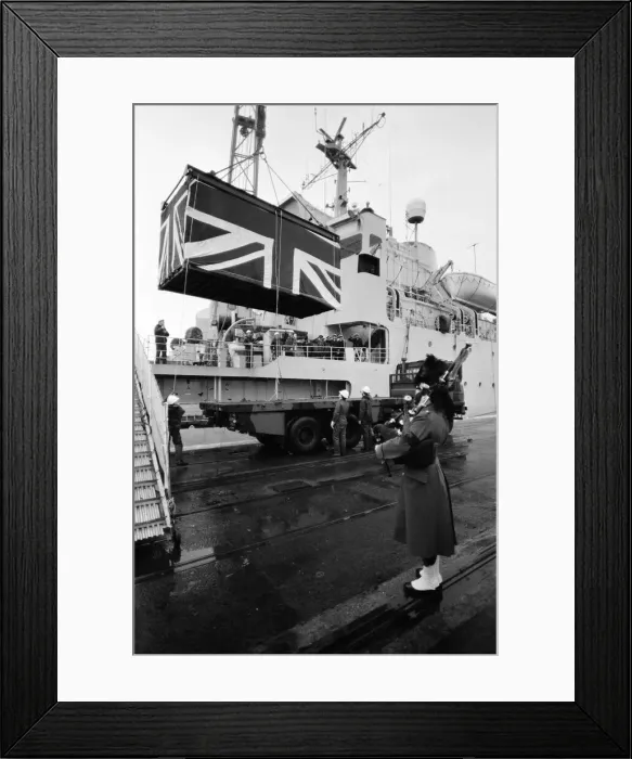 Framed Print : Fallen heroes from the Falklands come home. Sixty four bodies are brought back in Union Framed Print : Fallen heroes from the Falklands come home. Sixty four bodies are brought back in Union