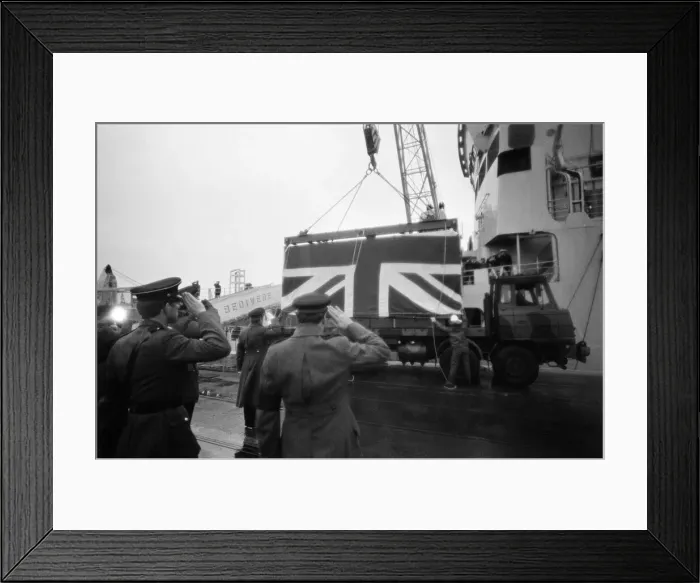 Framed Print : Fallen heroes from the Falklands come home. Sixty four bodies are brought back in Union Framed Print : Fallen heroes from the Falklands come home. Sixty four bodies are brought back in Union