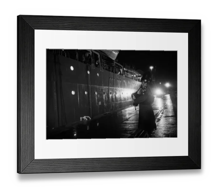 Framed Print : Fallen heroes from the Falklands come home. Sixty four bodies are brought back in Union Framed Print : Fallen heroes from the Falklands come home. Sixty four bodies are brought back in Union