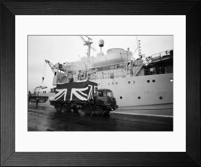 Framed Print : Fallen heroes from the Falklands come home. Sixty four bodies are brought back in Union Framed Print : Fallen heroes from the Falklands come home. Sixty four bodies are brought back in Union