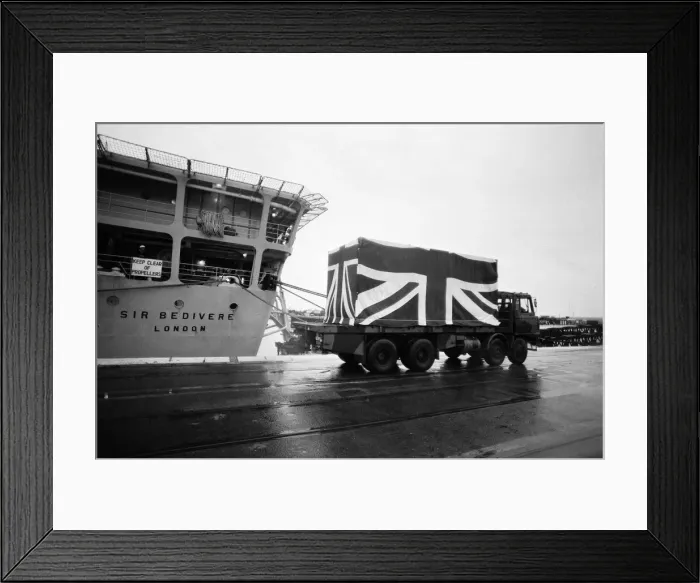 Framed Print : Fallen heroes from the Falklands come home. Sixty four bodies are brought back in Union Framed Print : Fallen heroes from the Falklands come home. Sixty four bodies are brought back in Union