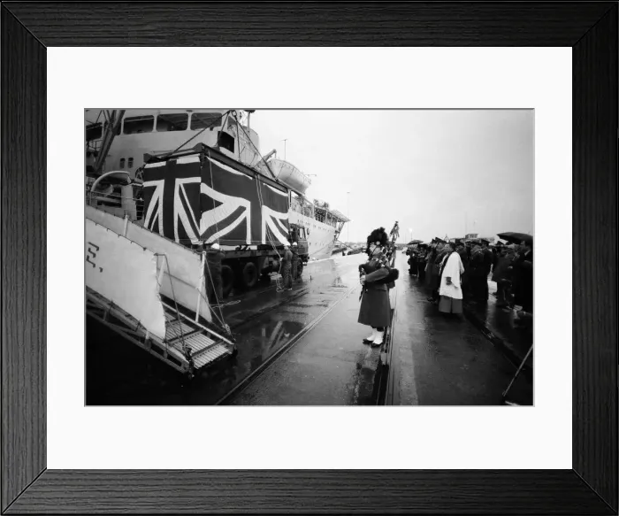 Framed Print : Fallen heroes from the Falklands come home. Sixty four bodies are brought back in Union