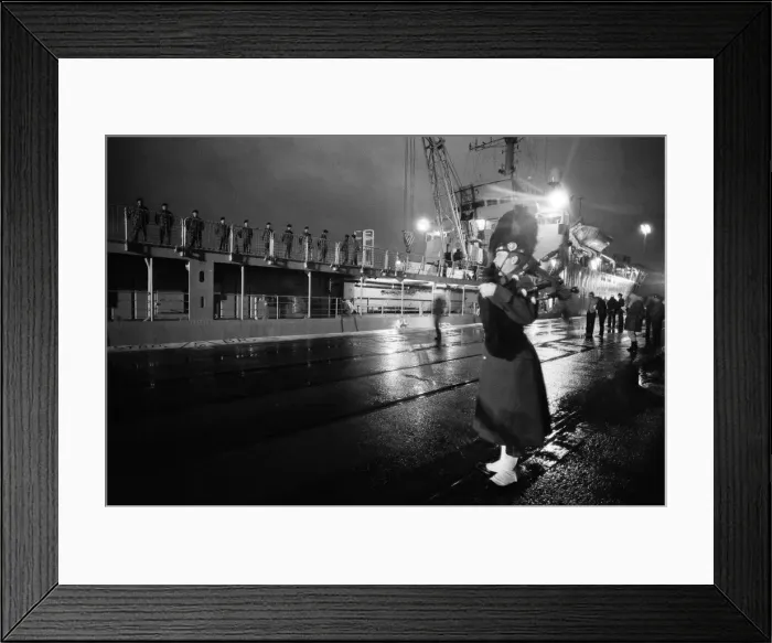 Framed Print : Fallen heroes from the Falklands come home. Sixty four bodies are brought back in Union Framed Print : Fallen heroes from the Falklands come home. Sixty four bodies are brought back in Union