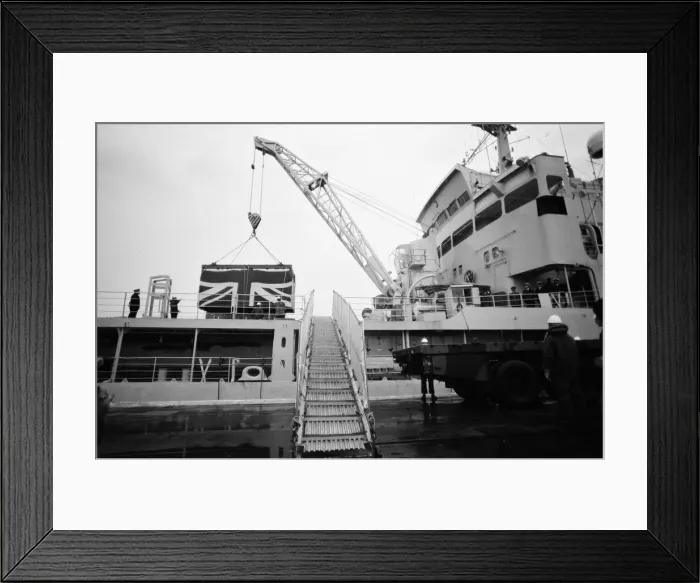 Framed Print : Fallen heroes from the Falklands come home. Sixty four bodies are brought back in Union