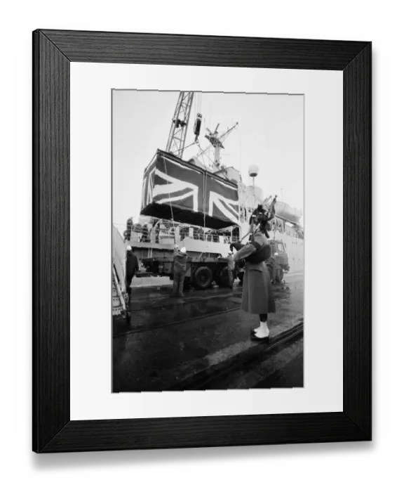 Framed Print : Fallen heroes from the Falklands come home. Sixty four bodies are brought back in Union