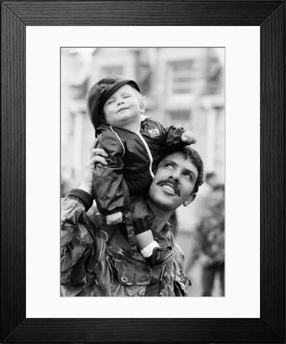 Framed Print : The men of the 29th Marine Commando Royal Artillery return from the Falklands