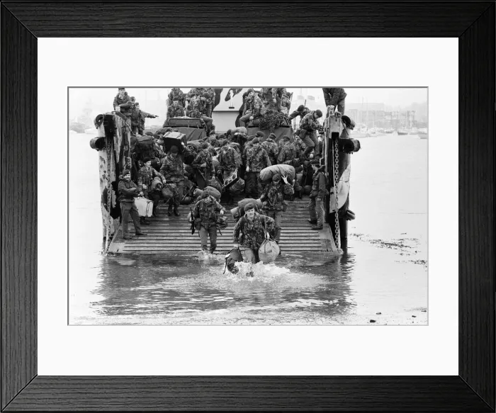 Framed Print : The men of the 29th Marine Commando Royal Artillery return from the Falklands