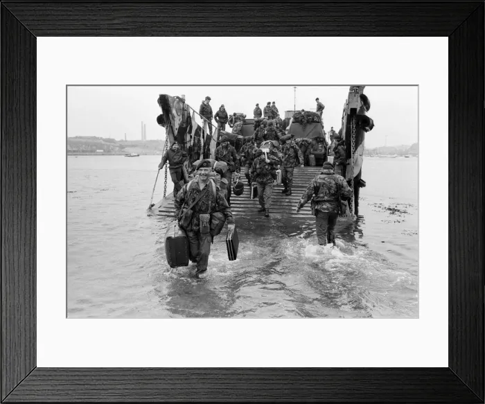 Framed Print : The men of the 29th Marine Commando Royal Artillery return from the Falklands Framed Print : The men of the 29th Marine Commando Royal Artillery return from the Falklands