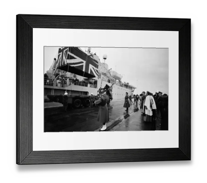 Framed Print : Fallen heroes from the Falklands come home. Sixty four bodies are brought back in Union Framed Print : Fallen heroes from the Falklands come home. Sixty four bodies are brought back in Union