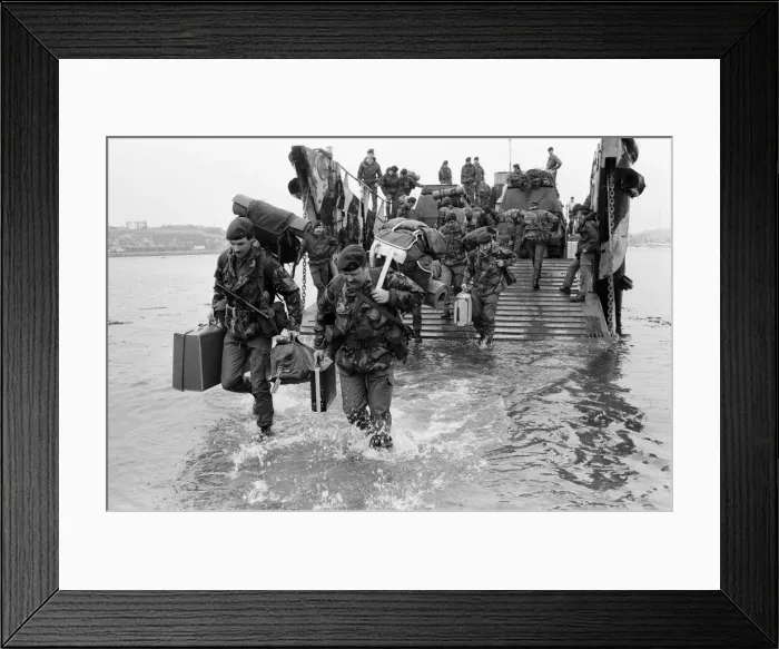 Framed Print : The men of the 29th Marine Commando Royal Artillery return from the Falklands Framed Print : The men of the 29th Marine Commando Royal Artillery return from the Falklands