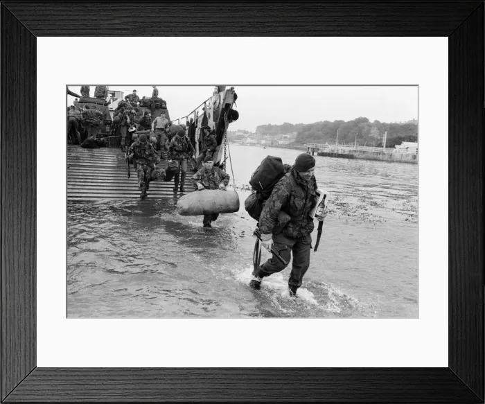 Framed Print : The men of the 29th Marine Commando Royal Artillery return from the Falklands Framed Print : The men of the 29th Marine Commando Royal Artillery return from the Falklands