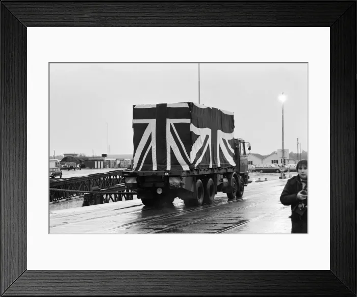 Framed Print : Fallen heroes from the Falklands come home. Sixty four bodies are brought back in Union Framed Print : Fallen heroes from the Falklands come home. Sixty four bodies are brought back in Union