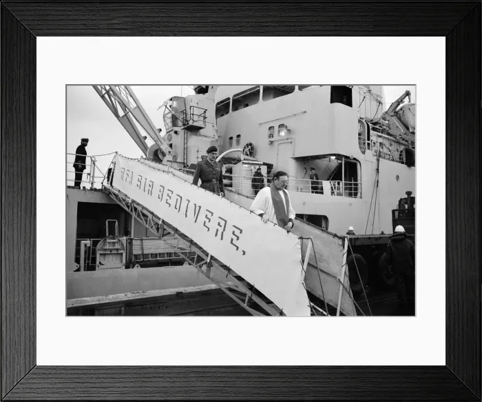 Framed Print : Fallen heroes from the Falklands come home. Sixty four bodies are brought back in Union Framed Print : Fallen heroes from the Falklands come home. Sixty four bodies are brought back in Union