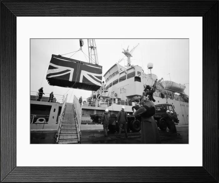 Framed Print : Fallen heroes from the Falklands come home. Sixty four bodies are brought back in Union Framed Print : Fallen heroes from the Falklands come home. Sixty four bodies are brought back in Union
