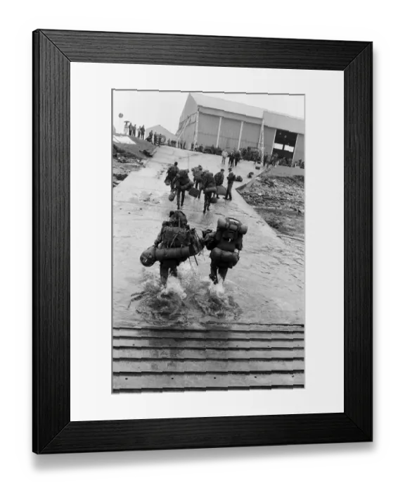 Framed Print : The men of the 29th Marine Commando Royal Artillery return from the Falklands