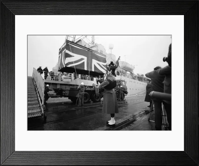 Framed Print : Fallen heroes from the Falklands come home. Sixty four bodies are brought back in Union Framed Print : Fallen heroes from the Falklands come home. Sixty four bodies are brought back in Union