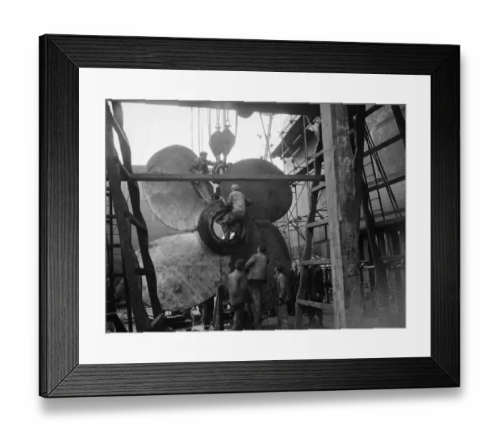 Framed Print : Shipbuilders at the King George V dry dock in Southampton replace one of the mighty